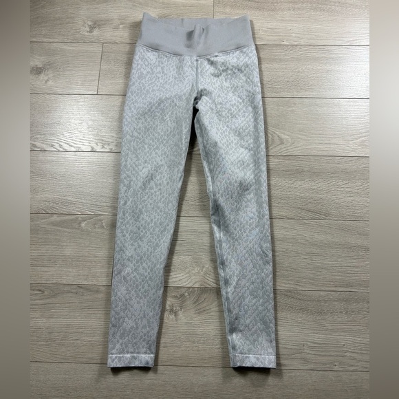 Aerie OFFLINE Seamless High Waisted Snake Leggings Grey - Picture 5 of 14